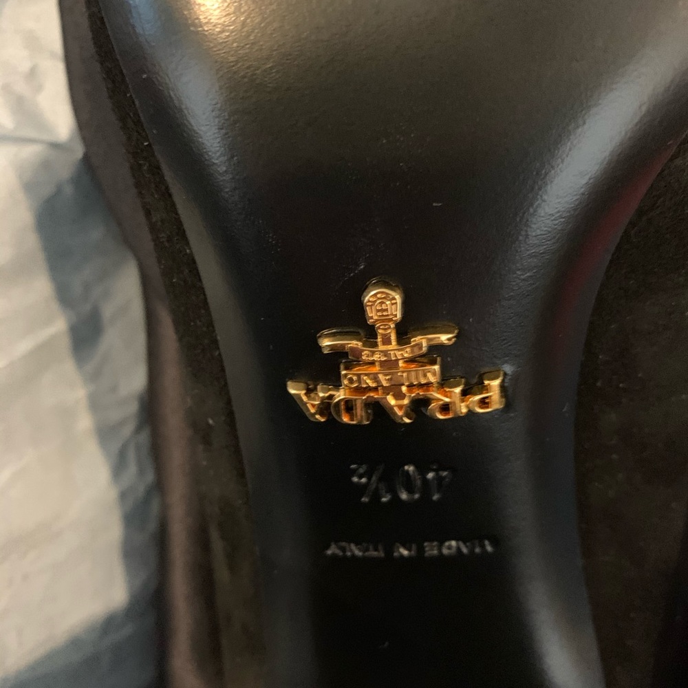Authentic Prada Button Pump - Size 40.5 - Picture 5 of 15